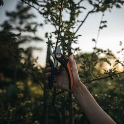 Fiskars Bypass-Schere 'PowerLever', Schwarz/orange 5 Fiskars Bypass-Schere 'PowerLever', Schwarz/orange -Stihl Pflanzen Verkauf 0920300712 PowerLever Bypass Gartenschere 2 106811